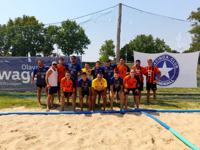 Racing organizó un torneo de beach handball